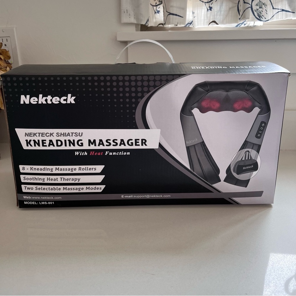 NEKTECK Shiatsu Kneading Massager NEW OPEN BOX Heat Function Storage Bag